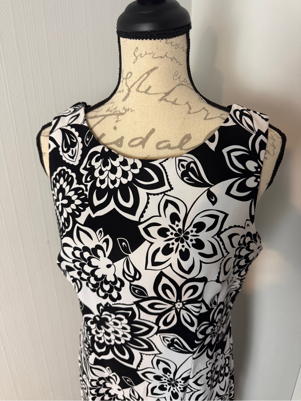 Dressbarn size 10 Classic Black & White Floral Sheath Dress - Picture 2 of 8